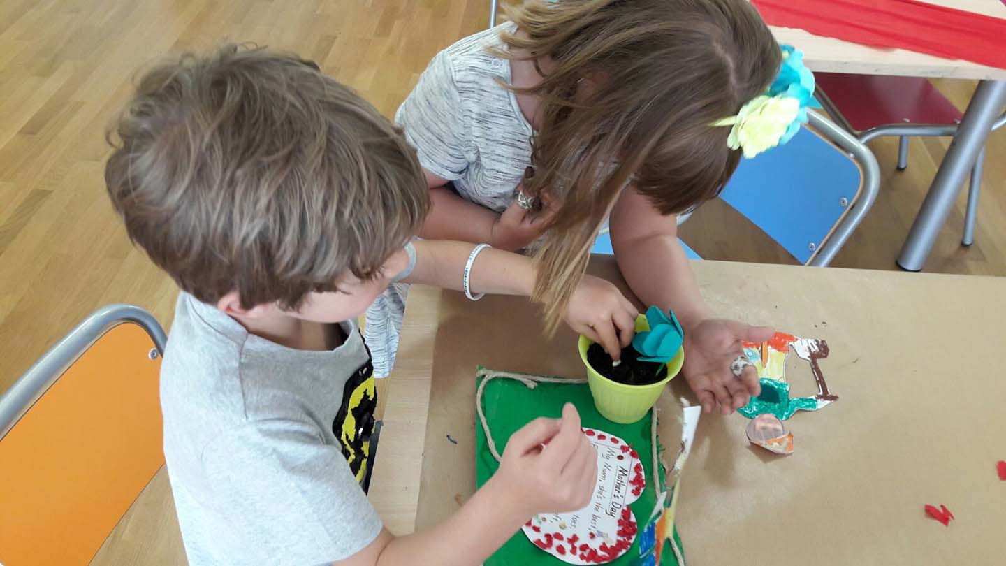 Nuestros granjeros plantan semillas para mama, otros elaboran preciosas targeras